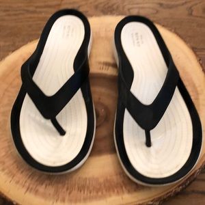 CROCS size 8 flip flops